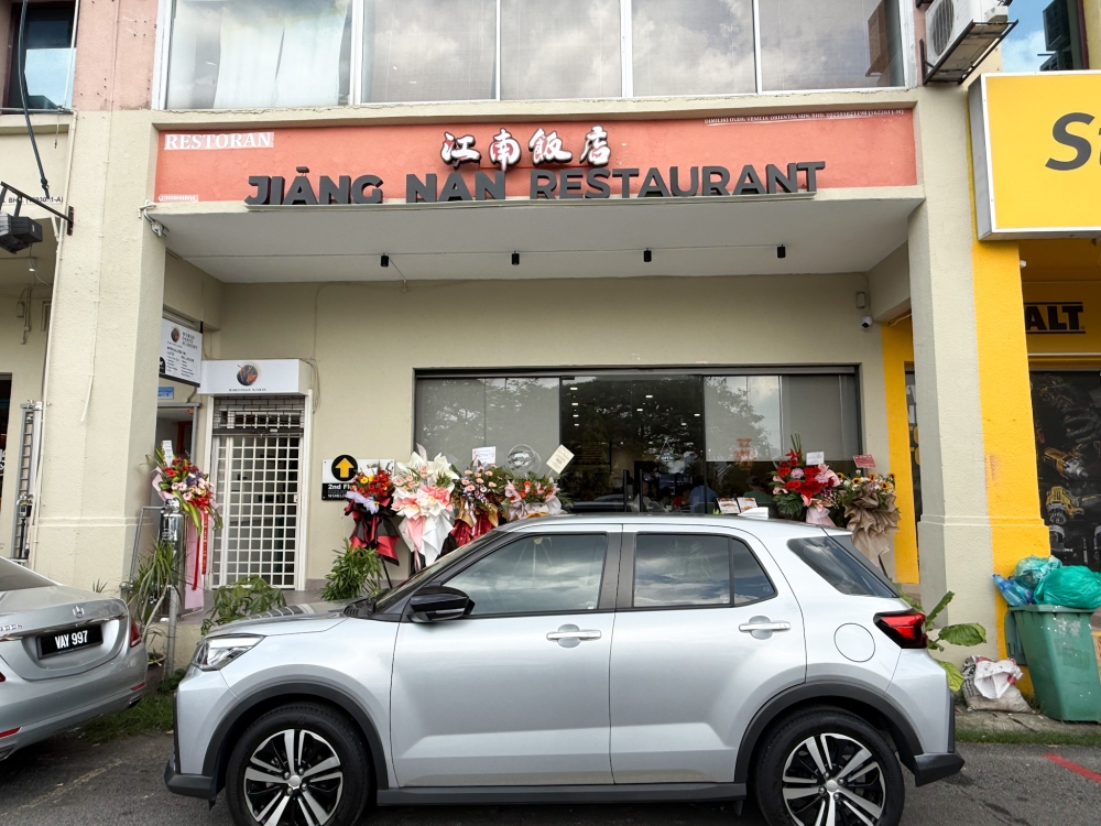 Located at the busy road connecting Taman SEA to Taman Megah, the restaurant is next to the Stanley Black & Decker Service Centre. — Picture by Lee Khang Yi