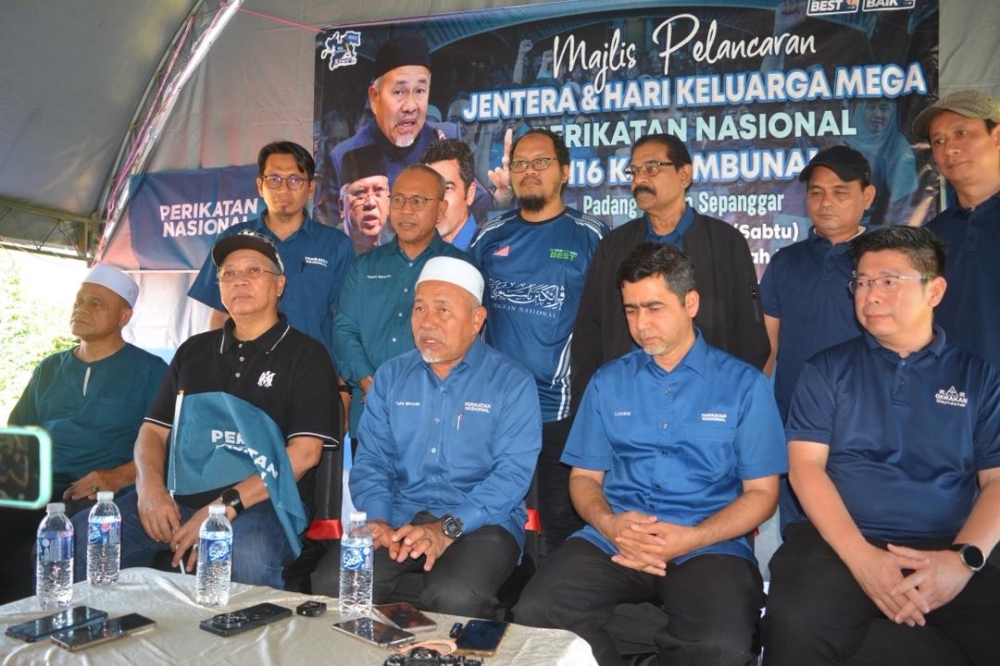 PAS deputy president Datuk Seri Tuan Ibrahim Tuan Man (centre, front) attends the launch of Perikatan Nasional’s election machinery for the Karambunai constituency. — Daily Express pic
