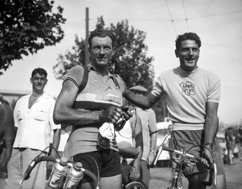 The late French cyclist Charles Coste (R) poses with an unidentified rider in July 1950 during the 37th edition of the Tour de France. — AFP pic