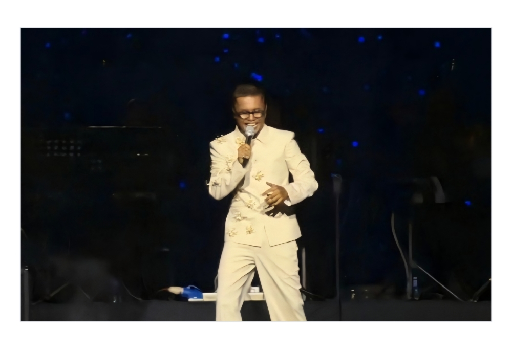 Hafiz Suip, known for his golden ballad vocals, set the stage ablaze in his first-ever solo concert, ‘Di Sebalik Aku: Hafiz Suip Live in Concert’, which was a special gift to his fans who have stood by him throughout his 15-year musical journey. — Bernama pic