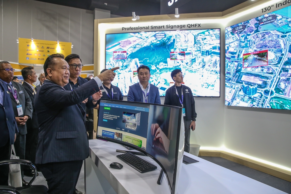 Works Minister Datuk Seri Alexander Nanta Linggi at the Road & Traffic Tech Expo (MyArtte) and the Malaysian Road Maintenance Convention (MRMC) 2025 at Mitec. — Picture by Yusof Mat Isa