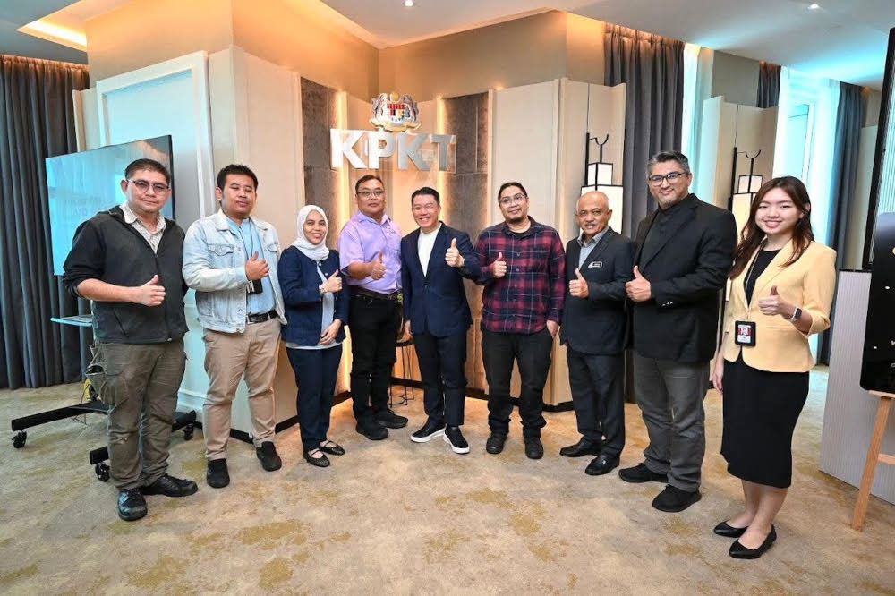 Housing and Local Government Minister Nga Kor Ming in an informal meeting with media representatives. — Picture from Facebook/Housing and Local Government Ministry