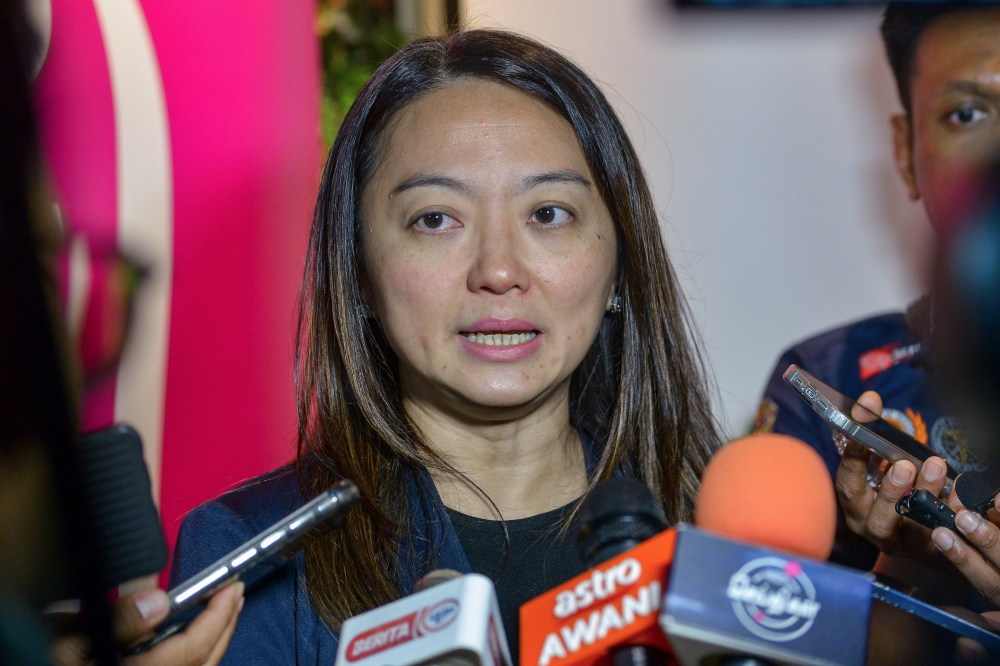 Youth and Sports Minister Hannah Yeoh said the Warzone World Championship combat event, which is expected to feature fighters from Malaysia and Indonesia, cannot go ahead as it has not received official approval from the ministry. — Bernama pic