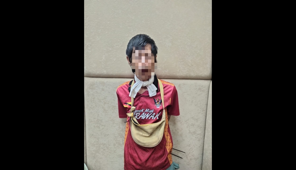 A 36-year-old man was arrested for allegedly assaulting a police officer with a cleaver during the Sarawak Regatta at the Kuching Waterfront on Sunday. — The Borneo Post pic