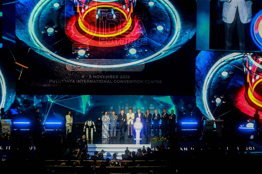 ‘Saranghaeyo!’ Emcee greets Cambodian Asean chief using Korean at Putrajaya Idea Festival