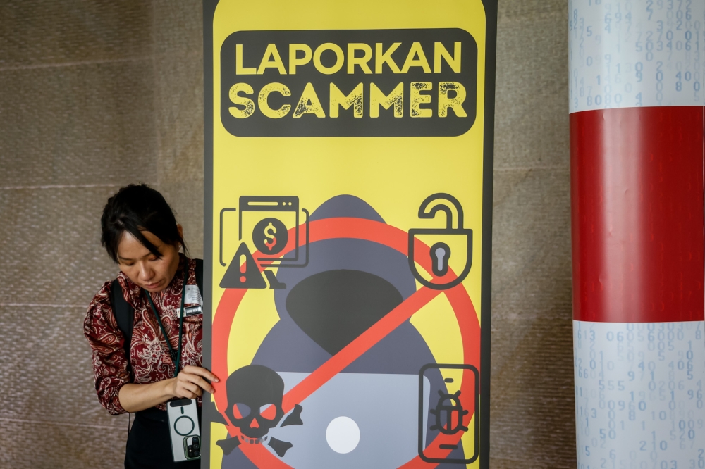 A 70-year-old man here lost about RM1.2 million after he fell victim to an online investment scam. — Picture by Firdaus Latif