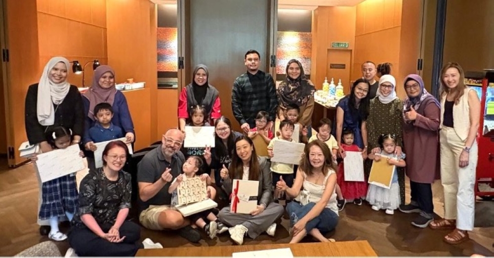 Till Martin (front row, second left) poses for a group photo with the children and representatives from KDSF-NC. Front row from left: Lee Sook Foong, Operation Director of KDSF-NC; Jocelyn Lim, Chairperson of KDSF-NC, and Katherine Chew, Director of Marketing Communication Hyatt Regency Kuala Lumpur at KL Midtown.