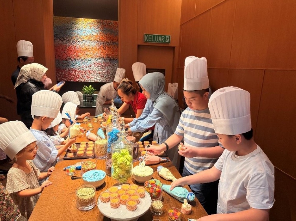 Children get creative decorating cupcakes at the ‘Little Chefs’ zone during the launch of Hyatt Regency Kuala Lumpur’s Sunday brunch at Midtown Brasserie.
