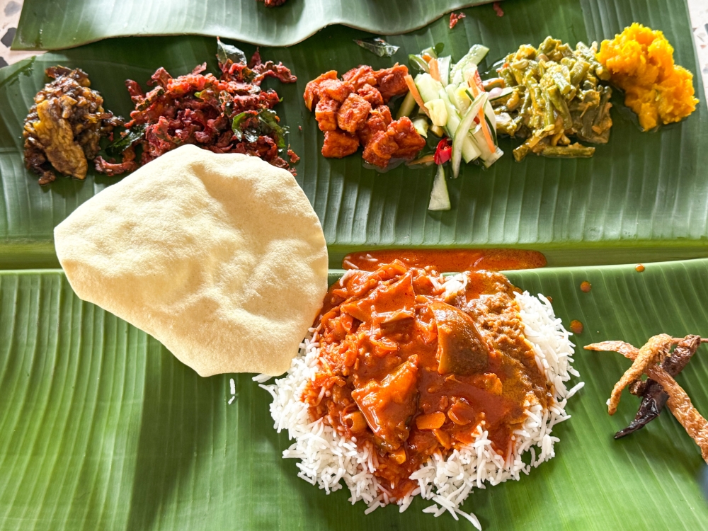 Dine on different items like banana leaf rice, ‘thosai’ and even ‘roti canai’ at Plaza Damansara’s Cekik The Food Chapter which operates 24 hours