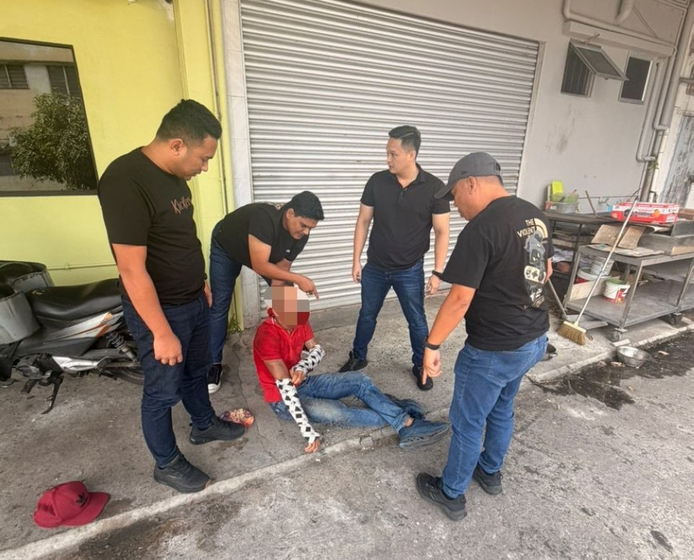 Police officers apprehend a man who allegedly raped and robbed a woman while posing as a law enforcement officer. — PDRM Bintulu pic 