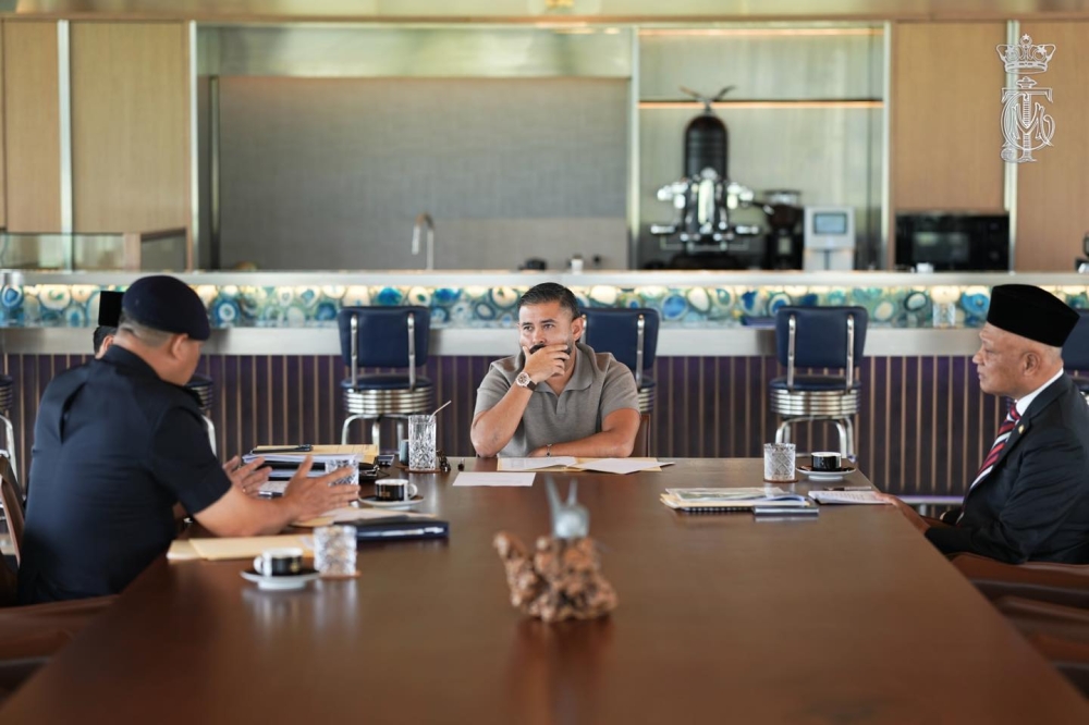 Johor Regent Tunku Ismail Sultan Ibrahim (centre) attends a meeting with Johor government officials. — Johor Royal Press Office pic
