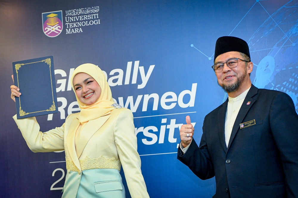 Universiti Teknologi MARA (UiTM) Vice-Chancellor Prof Datuk Dr Shahrin Sahib with national songstress Datuk Seri Siti Nurhaliza Tarudin after the Faculty of Business and Management Adjunct Professor Appointment Letter presentation ceremony at the UiTM Shah Alam Chancellor’s Building, November 6, 2025. — Bernama pic 