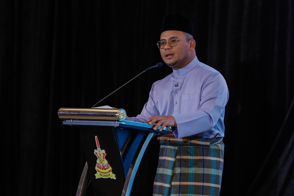 Selangor Menteri Besar Datuk Seri Amirudin Shari delivers a speech at the launch of the 2025 Ambulans Kita Selangor (AKS) initiative at the foyer of the Sultan Salahuddin Abdul Aziz Shah Building, Shah Alam today. — Bernama pic