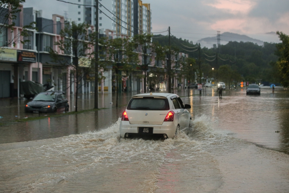 Flash floods in Ipoh November 13, 2023. — Picture by Farhan Najib