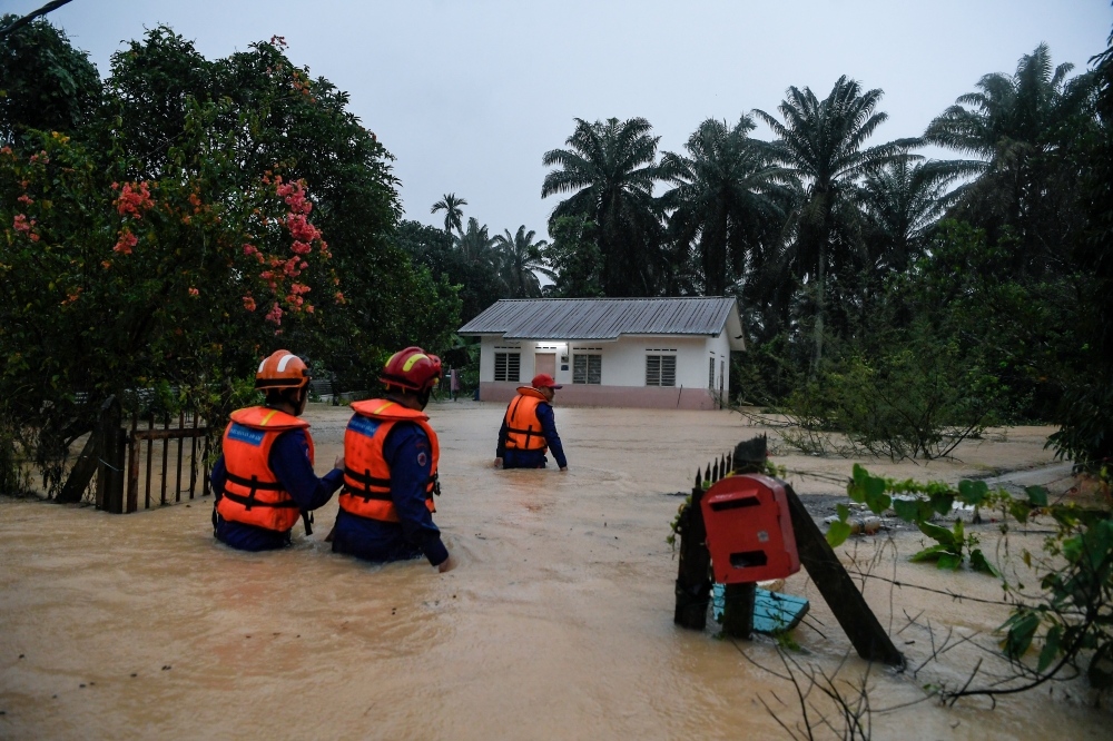 Kulim's Civil Defence Force during a flood rescue operation October 25, 2025. — Bernama pic