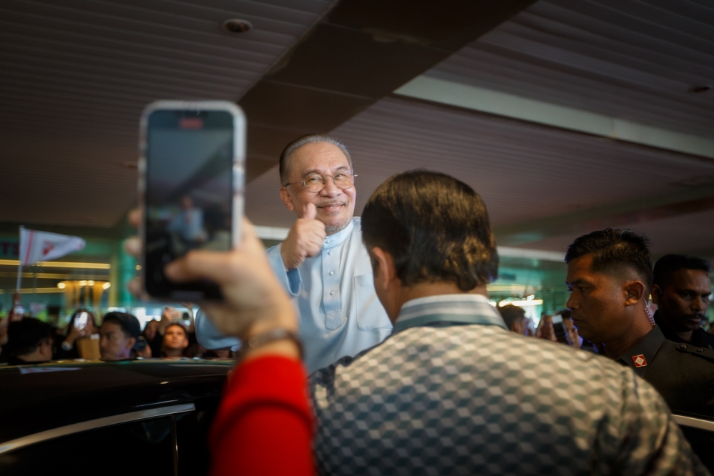 Prime Minister Datuk Seri Anwar Ibrahim gives a thumbs-up to supporters as he leaves the Festival of Ideas Putrajaya 2025 closing ceremony in Putrajaya, November 7, 2025. — Picture by Raymond Manuel