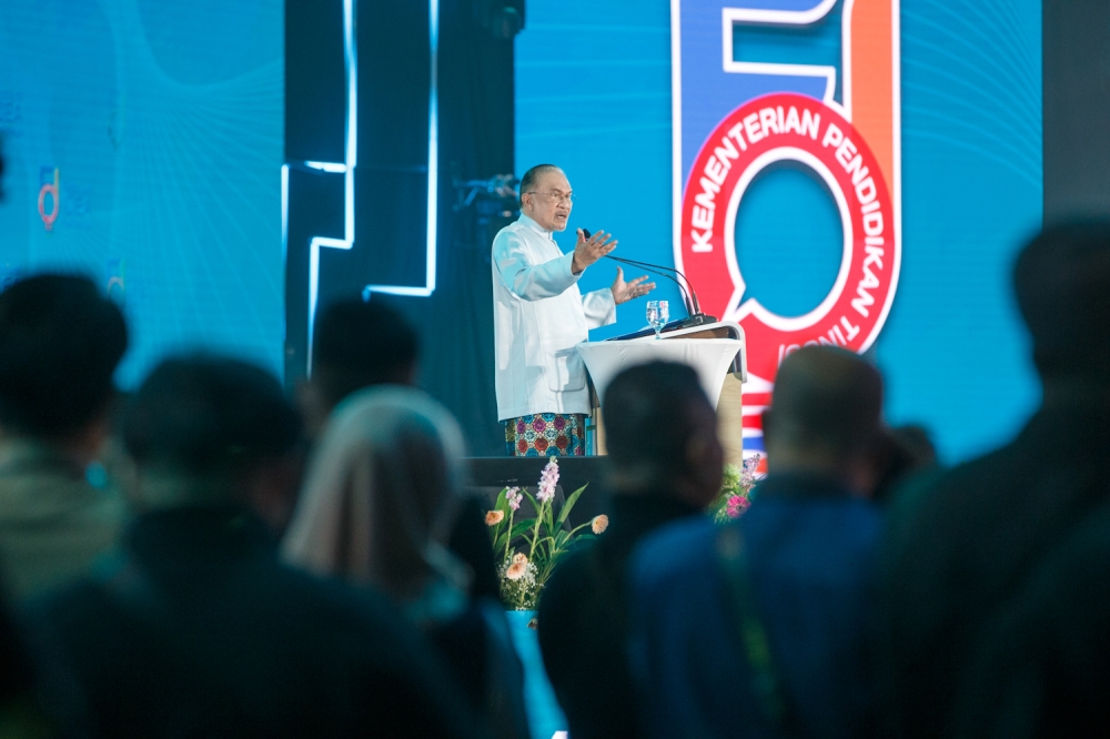Prime Minister Datuk Seri Anwar Ibrahim delivers his speech during the Festival of Ideas Putrajaya 2025 closing ceremony in Putrajaya, November 7, 2025. — Picture by Raymond Manuel