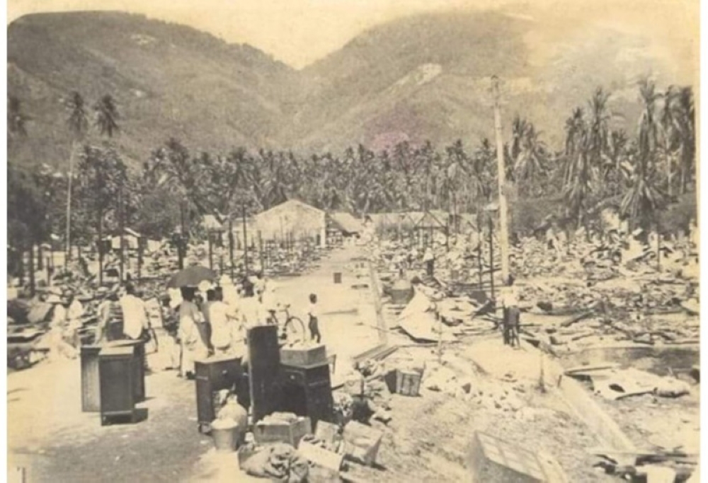 The great Ayer Itam fire on Chinese New Year’s Day, February 3, 1935. — Picture courtesy of Clement Liang The great Ayer Itam fire on Chinese New Year’s Day, February 3, 1935. — Picture courtesy of Clement Liang