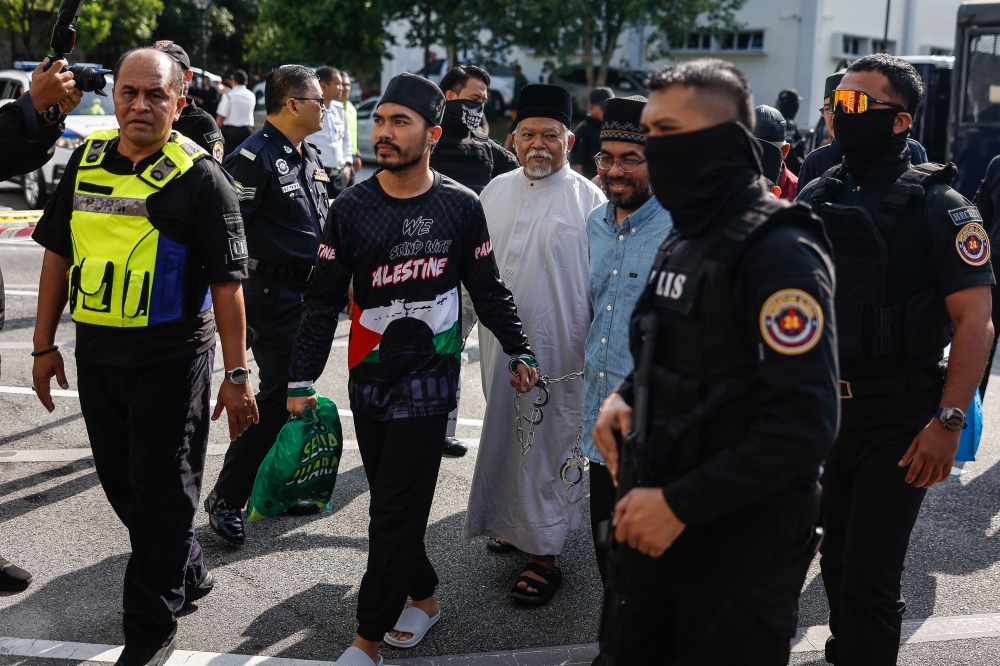 GISB Holdings Sdn Bhd CEO Nasiruddin Mohd Ali and 12 other men were released from Kajang Prison yesterday after serving 13 months and 20 days for being members of an illegal organisation. Nine women were also freed after paying fines of RM4,500 each. — Bernama pic