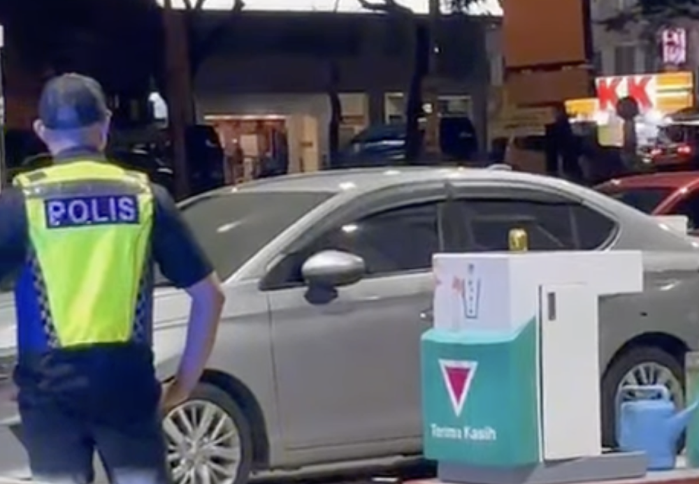 Police at the scene of a fatal shooting at a petrol station in Bukit Tinggi, Klang, late November 7, 2025. A 34-year-old man was killed in the incident. — Screengrab from Facebook video