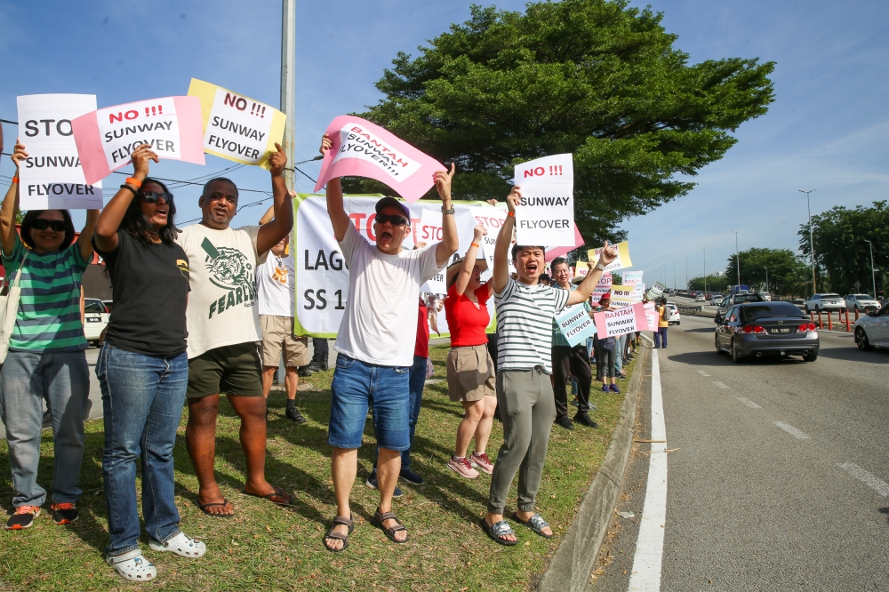 SS14 residents protest against the proposed Jalan Lagoon Selatan-Subang Kelana Link/Persiaran Kewajipan elevated link in Subang Jaya November 8, 2025. — Picture By Choo Choy May