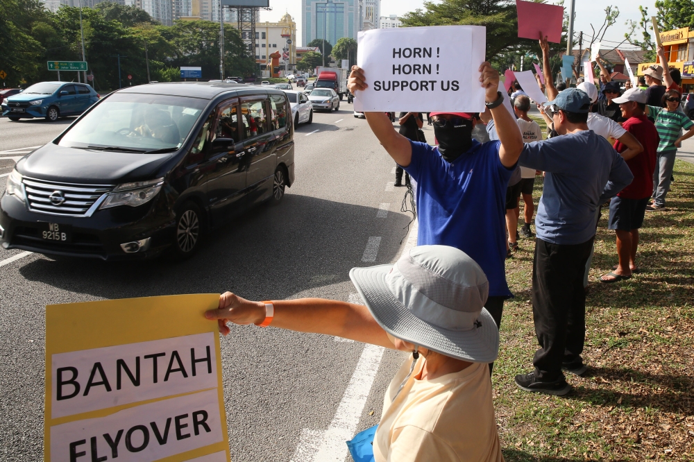 SS14 residents protest against the proposed Jalan Lagoon Selatan-Subang Kelana Link/Persiaran Kewajipan elevated link in Subang Jaya November 8, 2025. — Picture By Choo Choy May