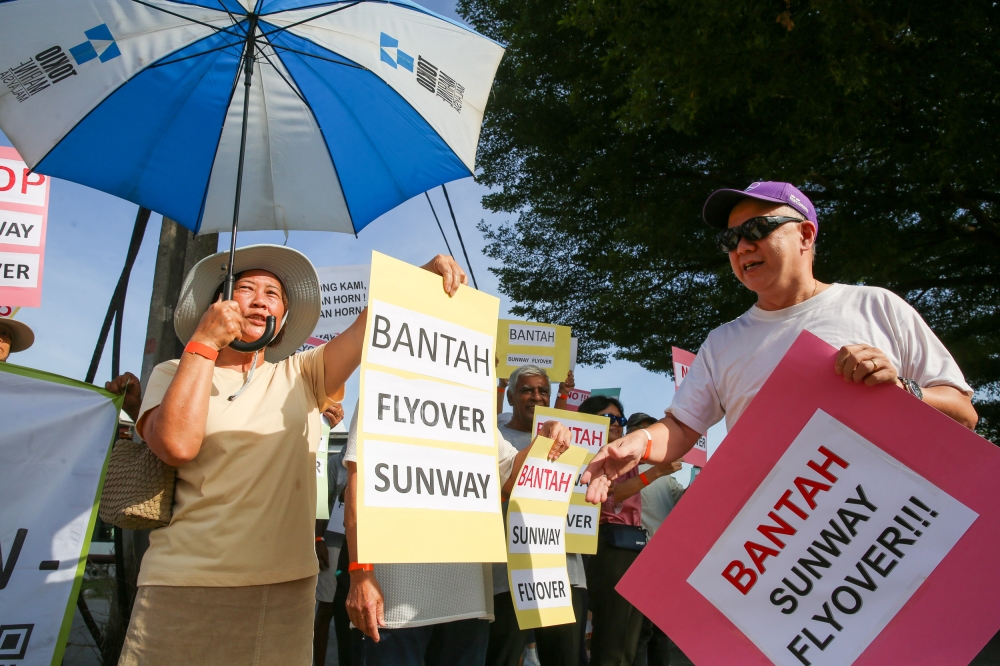 SS14 residents protest against the proposed Jalan Lagoon Selatan-Subang Kelana Link/Persiaran Kewajipan elevated link in Subang Jaya November 8, 2025. — Picture By Choo Choy May