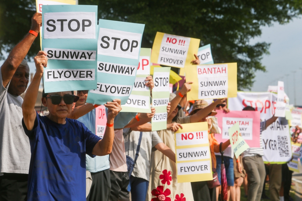 SS14 residents protest against the proposed Jalan Lagoon Selatan-Subang Kelana Link/Persiaran Kewajipan elevated link in Subang Jaya November 8, 2025. — Picture By Choo Choy May