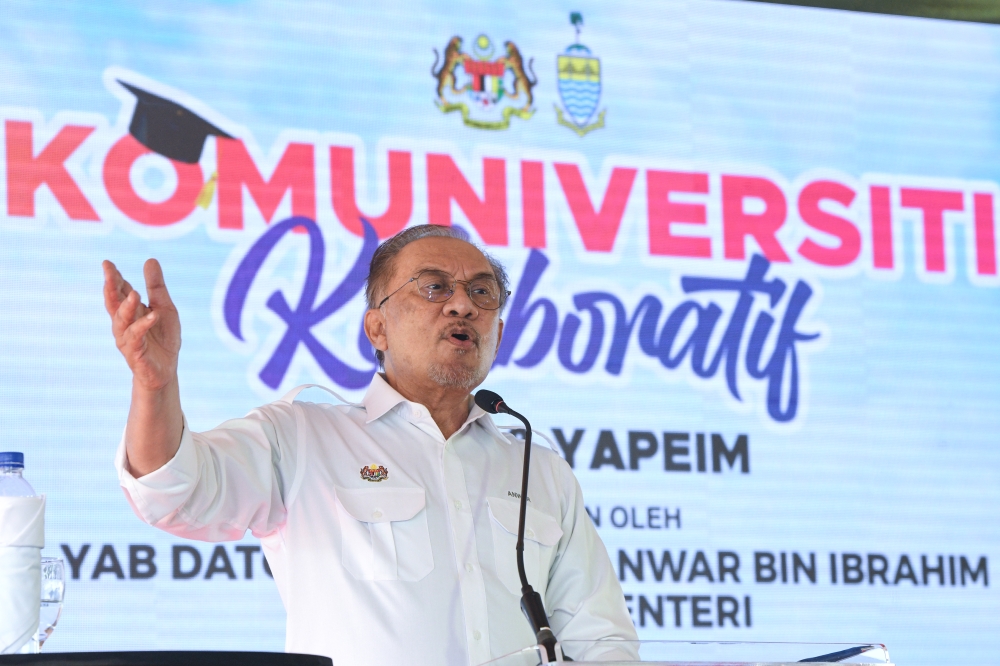Prime Minister Datuk Seri Anwar Ibrahim speaks at the Collaborative Komuniversity Ceremony between Universiti Sultan Azlan Shah (USAS) and the Malaysian Islamic Economic Development Foundation (YAPEIM) in Cherok To’Kun, Bukit Mertajam today. — Bernama pic