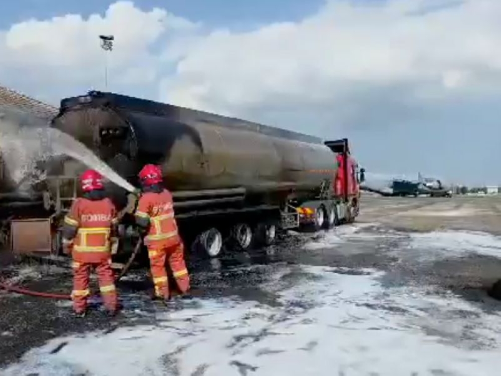 Firefighters extinguished the flames at the Batu 10 RMAF Camp in Gambang, Pagang in under two hours on November 8, 2025. — Screenshot from X/Bernama