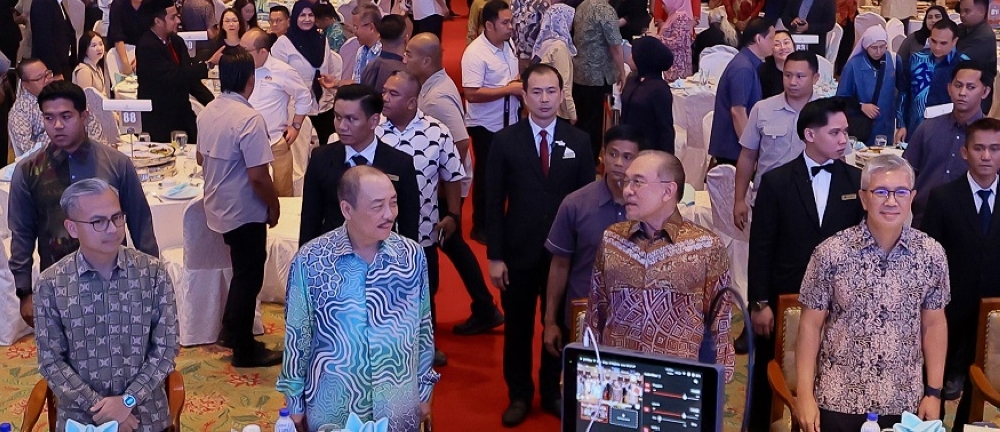 Anwar tells Sabah leaders: Work with federal government, not against it