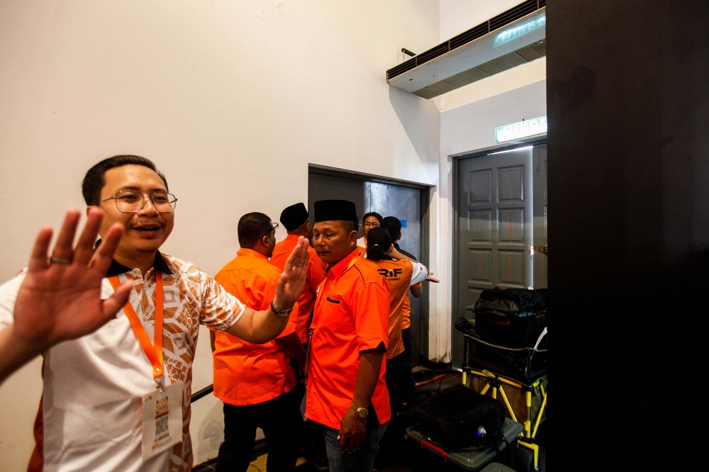 Shouting match at Amanah convention as delegates push for party polls debate