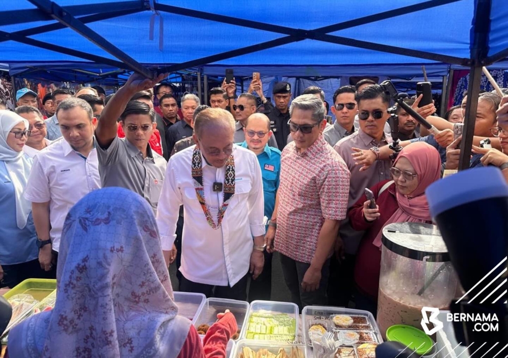 ‘Nasi lemak’ and smiles: Anwar mingles with visitors, traders at KK’s iconic Gaya Street market