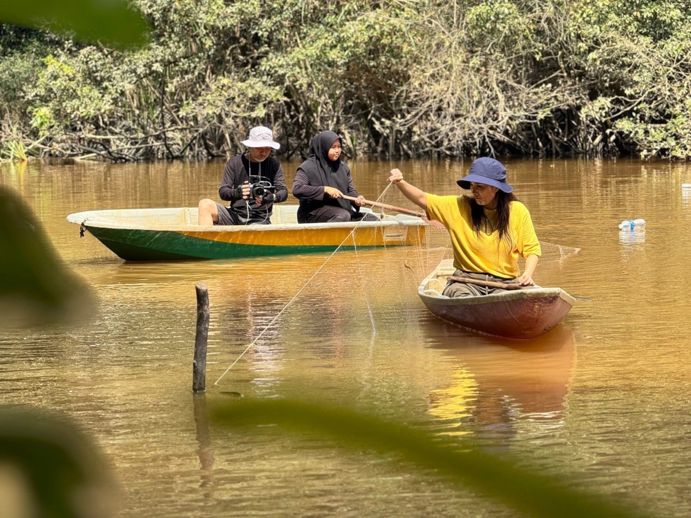 The Jakun tribe catch fish using the ‘jaring’ method. — Picture courtesy of Happy Campers Productions