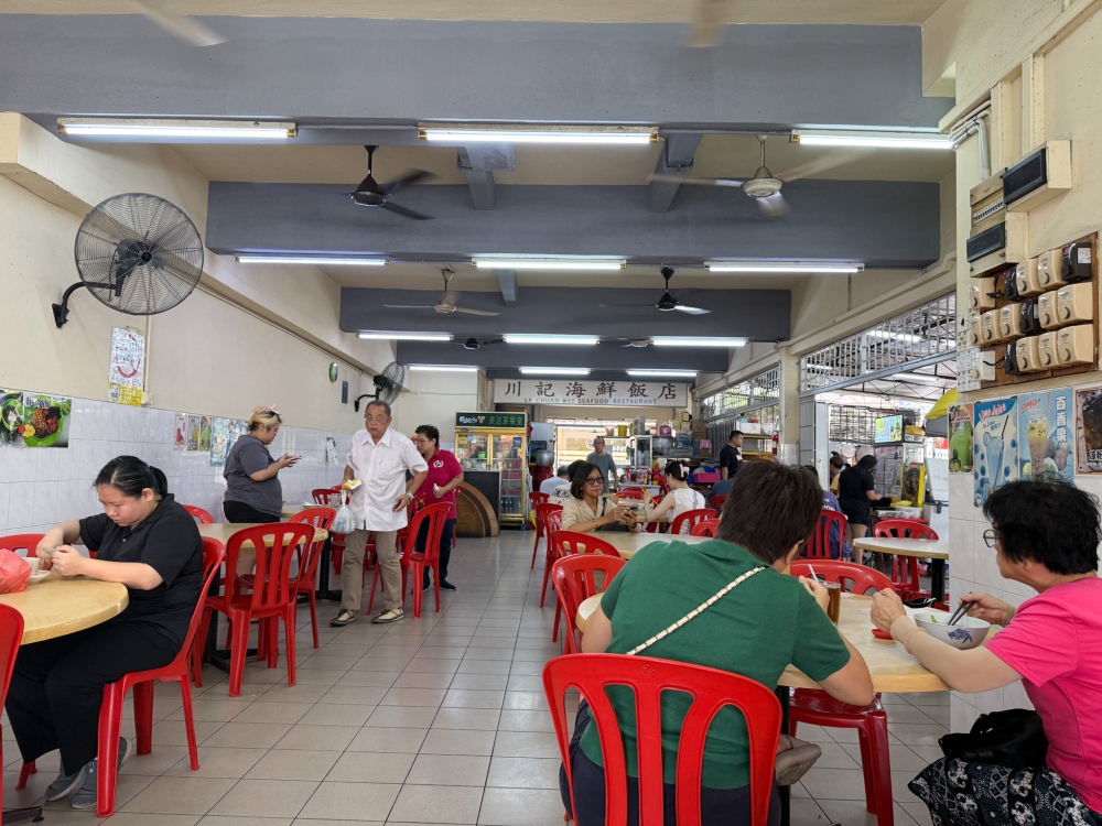 The eatery gets a small crowd of people during brunch. — Picture by Lee Khang Yi
