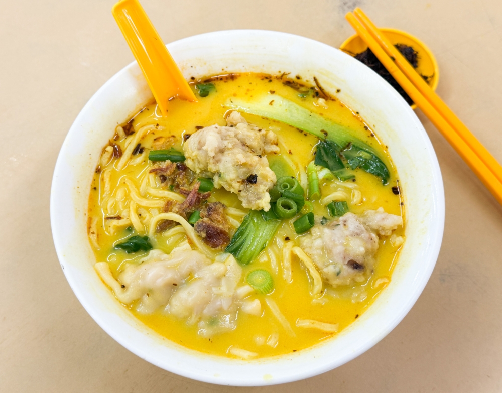 Shake up your routine with this unusual ‘tom yum’ curry noodle found at Taman Midah’s Tung Jing Dim Sum and Tomyum Noodle