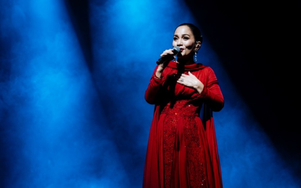 For nearly three hours, Sheila Majid, known as the country’s Queen of Jazz, captivated the audience at her solo ‘Sheila Majid 40 Years in Music’ concert at Axiata Arena, Bukit Jalil, here on Saturday. — Bernama pic 