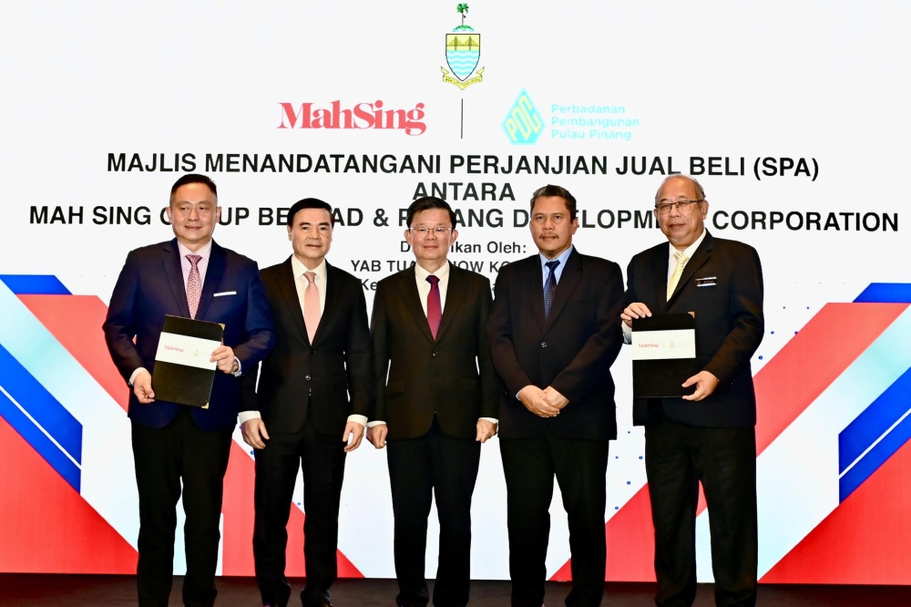 Penang Chief Minister Chow Kon Yeow witnessed the signing of the sale and purchase agreement between Mah Sing chief executive officer (CEO) of property subsidiaries Yeoh Chee Beng and PDC deputy CEO Roslan Hassan in George Town November 10, 2025. — Picture via Facebook/Chow Kon Yeow