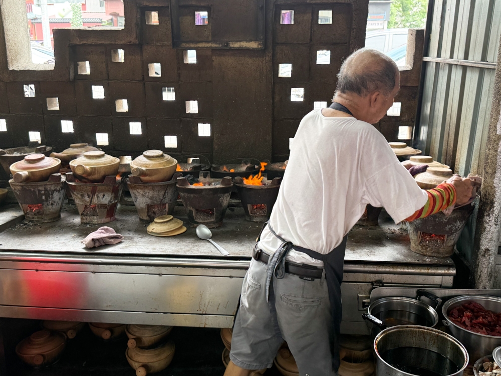 Fire meets rice to create great flavour in claypots as seen in the humble Jalan Ipoh Claypot Chicken Rice. — Picture by Lee Khang Yi

