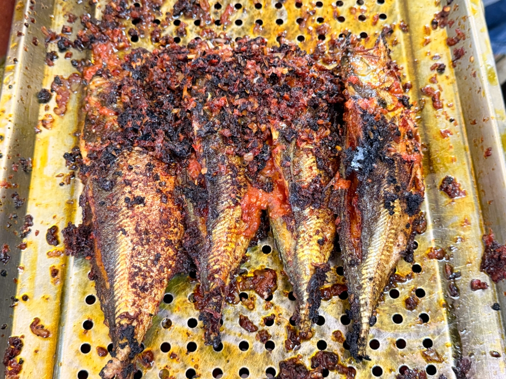 The attraction is the superb 'ikan cencaru sumbat' with a stuffed homemade spice paste that is deep fried. — Picture by Lee Khang Yi

