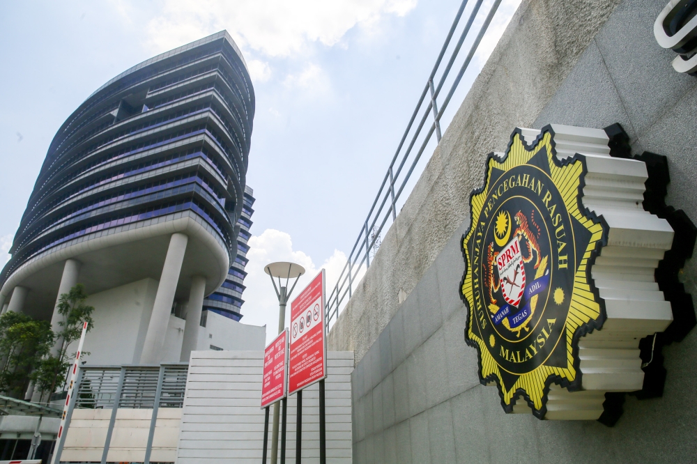 Meanwhile, MACC Intelligence Division Senior Director Datuk Saiful Ezral Arifin, when contacted by Bernama, confirmed the arrests and said the case is being investigated under Section 17 of the MACC Act 2009. — Picture by Choo Choy May .