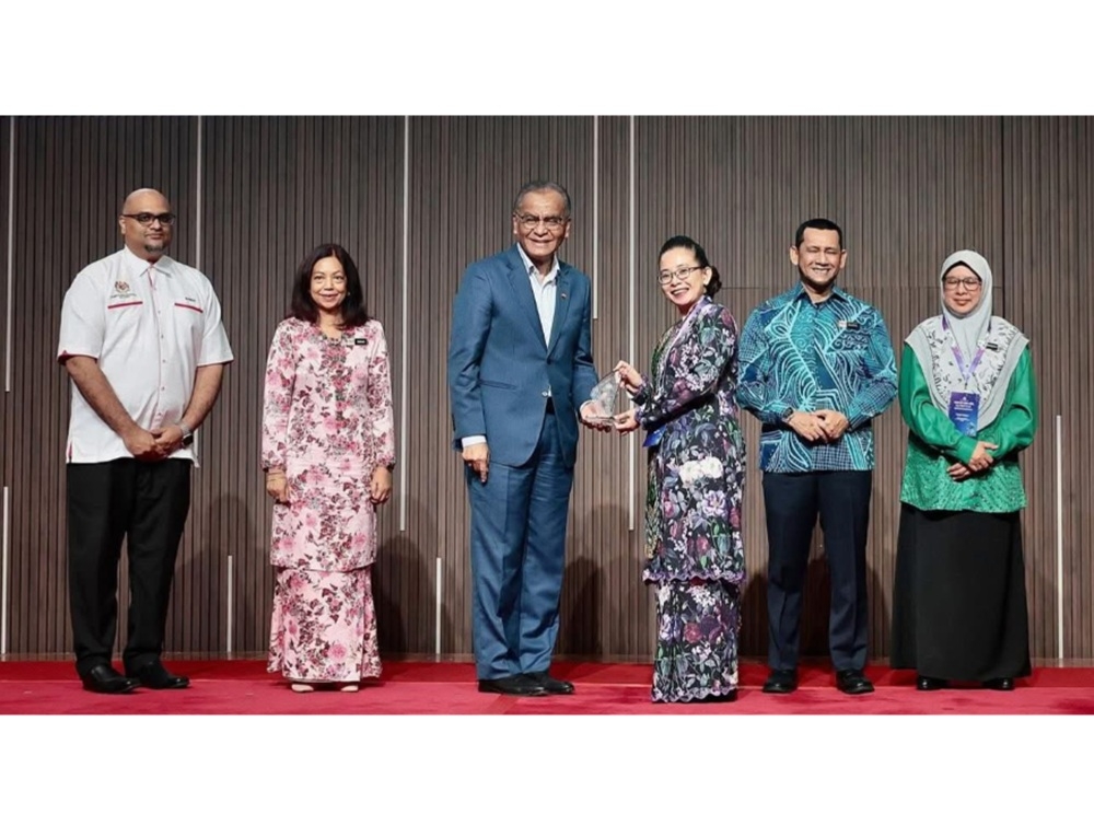 Sarawak aims to be first state with fully digitalised health clinics by 2026, 175 already online, says Dr Sim