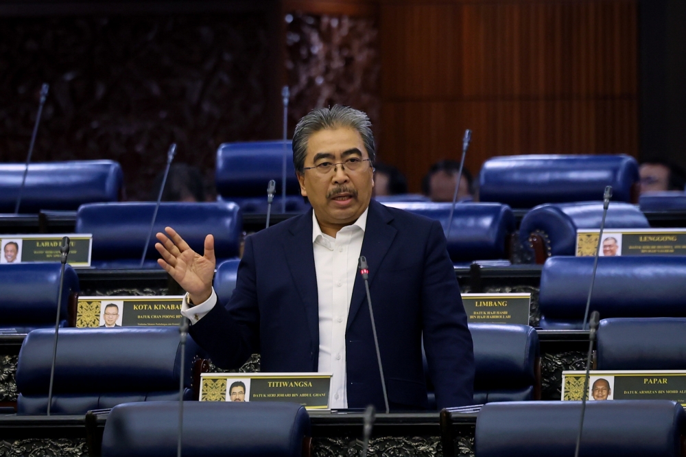 Plantation and Commodities Minister Datuk Seri Johari Ghani told the Dewan Rakyat today said that limited government financial support for smallholders has contributed to the slow progress. — Bernama pic