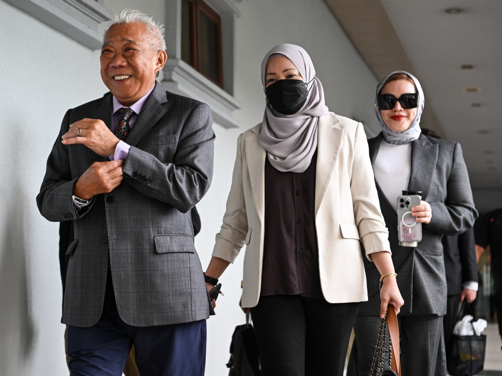 Kinabatangan Member of Parliament Datuk Seri Bung Moktar Radin (left) and his wife Datin Seri Zizie Izette Abdul Samad at the Sessions Court in Kuala Lumpur, September 24, 2025. — Bernama pic