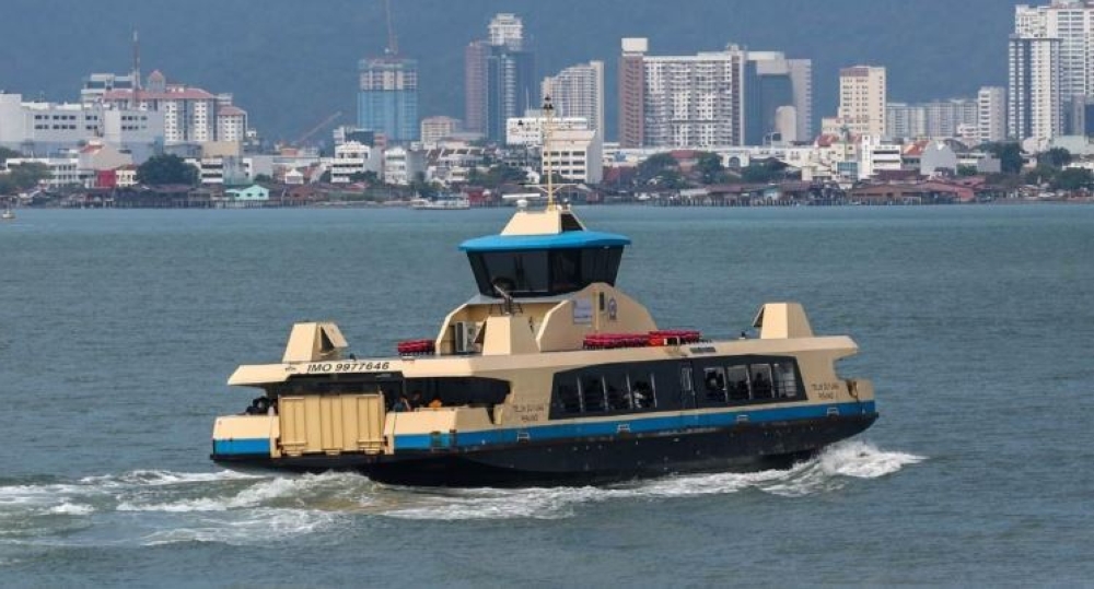 The Penang Port Commission has strongly denied recent social media claims alleging that ferry services in Penang, particularly the ‘Pulau Duyung’ ferry, are equipped with only three life jackets. — Bernama pic