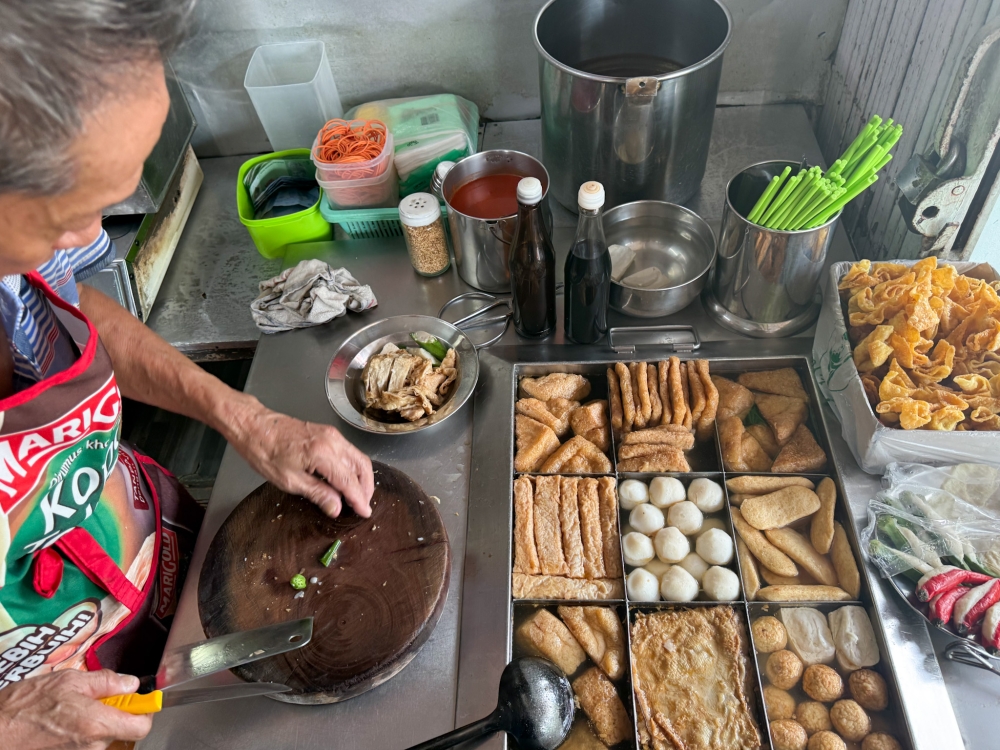 Look for this ‘chee cheong fun’ stall with the neatest set-up that promises an assortment of ‘yong tau foo’. — Picture by Lee Khang Yi