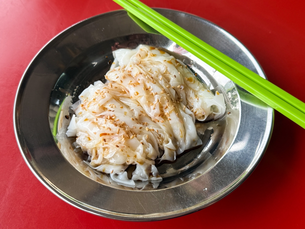 Soft, slippery ‘chee cheong fun’ is best relished with minimal toppings like this one with soy sauce, oil and sesame seeds. — Picture by Lee Khang Yi