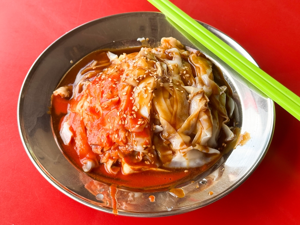 Glorious in its simplicity is this ‘chee cheong fun’ doused with the house-made brown sauce and chilli sauce covering the chopped ‘yong tau foo’ underneath. — Picture by Lee Khang Yi