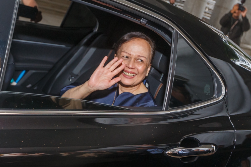 Chief Judge of Malaya Tan Sri Hasnah Mohammed waves farewell as she leaves the Palace of Justice on her last day of work, as she will turn 66 years and six months old tomorrow. — Picture by Raymond Manuel