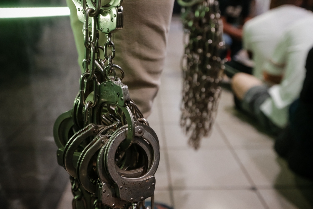 Kuching police said the suspects’ modus operandi involved a ‘honey trap’ tactic, where a woman was used as bait to lure victims before the male accomplices carried out threats, violence, and extortion. — Picture By Raymond Manuel